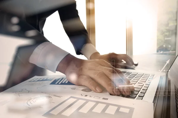 Doppelbelichtung der Hand eines Geschäftsmannes bei der Arbeit auf blankem Bildschirm — Stockfoto