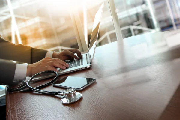 Médico que trabaja en el espacio de trabajo con ordenador portátil en el trabajo médico — Foto de Stock