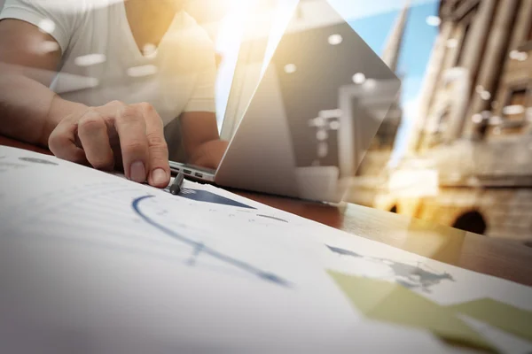 Documentos comerciales en la mesa de la oficina con teléfono inteligente y digital — Foto de Stock