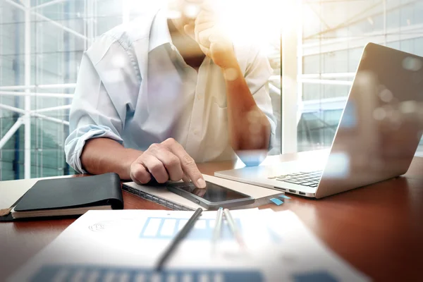 Documentos de negócios na mesa de escritório com telefone inteligente e digital — Fotografia de Stock