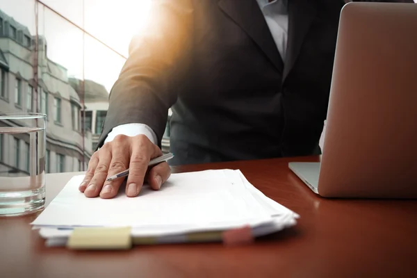 Documentos de negócios na mesa de escritório com telefone inteligente e digital — Fotografia de Stock