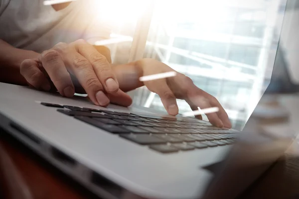 Geschäftsmann Hand arbeitet an Laptop-Computer auf hölzernem Schreibtisch als c — Stockfoto