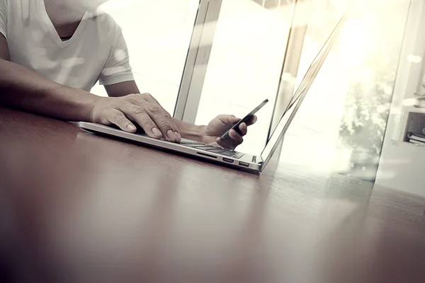 Бизнесмен, вручную работающий на ноутбуке на деревянном столе, как c — стоковое фото