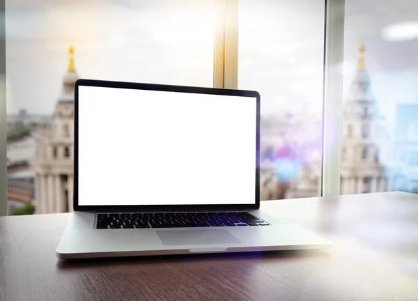 Ordenador portátil con pantalla en blanco en escritorio blanco con fondo borroso a — Foto de Stock