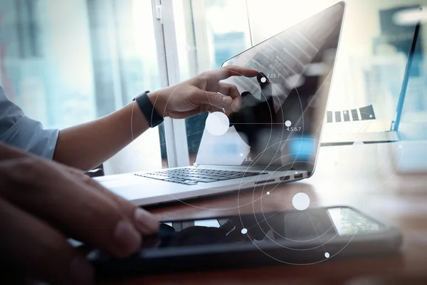 Designer mão de trabalho e telefone inteligente e laptop na mesa de madeira — Fotografia de Stock