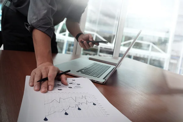 Affärsdokument på office bord med smart telefon och laptop c — Stockfoto