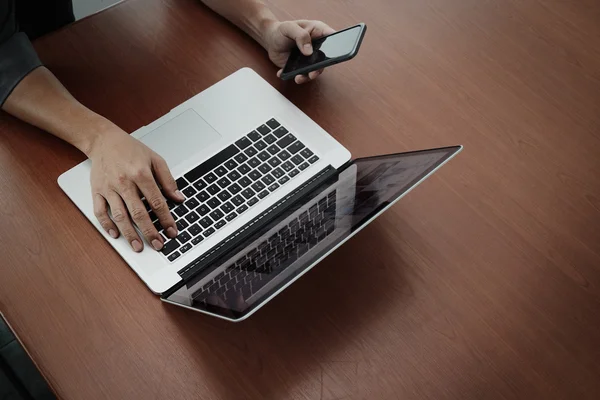 Vista superior de la mano del hombre de negocios que trabaja con la nueva computadora moderna y — Foto de Stock