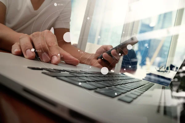 Homem de negócios mão trabalhando no computador portátil na mesa de madeira como c — Fotografia de Stock