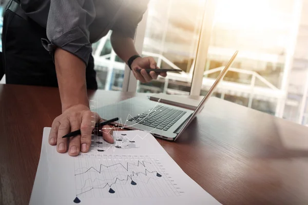 Zakelijke documenten op kantoor tafel met slimme telefoon en laptop c — Stockfoto