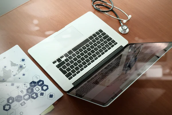 Weergave van geneeskunde arts hand werken met moderne computer bovenaan een — Stockfoto