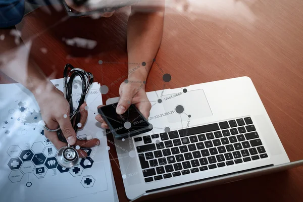 Visão superior da mão médico medicina trabalhando com computador moderno e — Fotografia de Stock