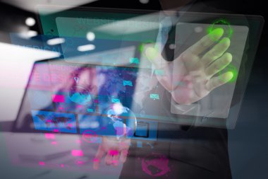yeni bilgisayar arayüzü ile çalışan web tasarımcı 