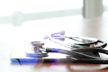 Studio makrosu bir stetoskop ve dijital tablet ile sığ