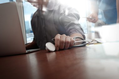 Tıp doktor el modern bilgisayar ve akıllı fon ile çalışma