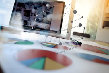 Ofis işyeri dizüstü ve kalem ve iş belge üzerinde wo ile
