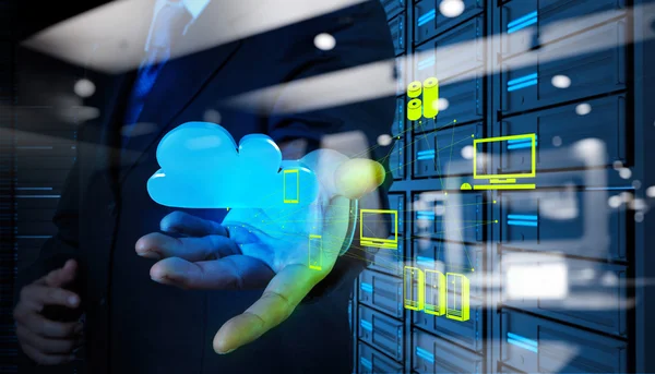 Empresario que trabaja con un diagrama de Cloud Computing en la nueva co — Foto de Stock