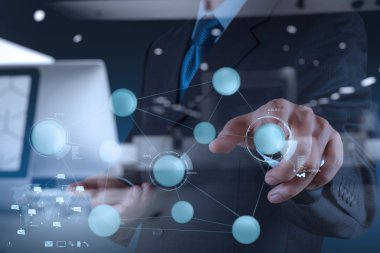 işadamı ile yeni modern bilgisayar çalışma sosyal ağ göster