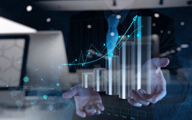 işadamı el ile sanal grafik iş dokunmatik sc üzerinde çalışma