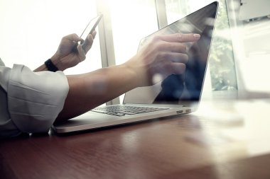 Tasarımcı el çalışma ve akıllı telefon ve ahşap masa laptop