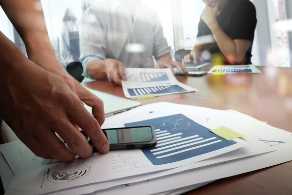 Designer-Handarbeit und Smartphone und Laptop auf Holztisch — Stockfoto