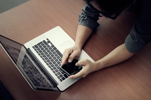 Vista superior de la mano del hombre de negocios que trabaja con la nueva computadora moderna y — Foto de Stock