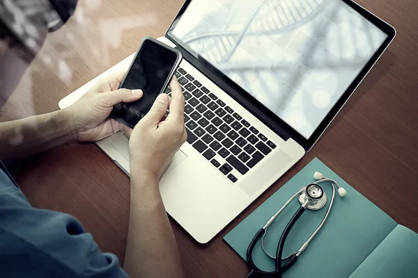 Vista superior de la mano del médico de medicina que trabaja con la computadora moderna y — Foto de Stock