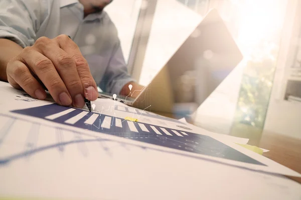 Affärsdokument på office bord med smart telefon och laptop c — Stockfoto