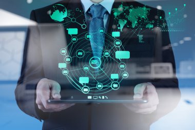 internet ve sosyal şebeke işadamı tablet bilgisayar kullanarak gösterir