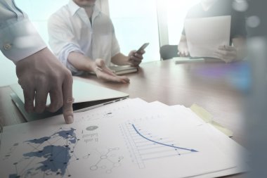 İşadamı el ile yeni modern comp çalışma çift pozlama