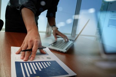 ofis masaları ile akıllı telefon ve dijital iş belgeleri