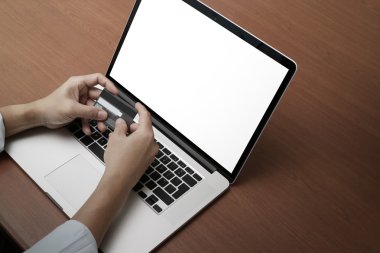 soci ile laptop ve holding kredi kartı kullanarak el Üstten Görünüm