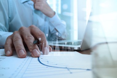 ofis masaları ile akıllı telefon ve dizüstü c üzerindeki iş belgeler