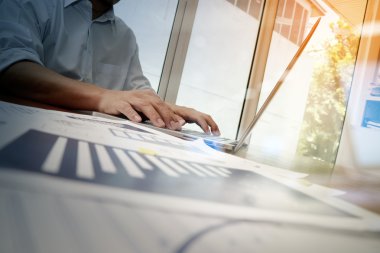 ofis masaları ile akıllı telefon ve dizüstü c üzerindeki iş belgeler