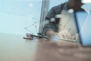 İş adamı el ahşap dizüstü bilgisayar üzerinde çalışan yakın çekim