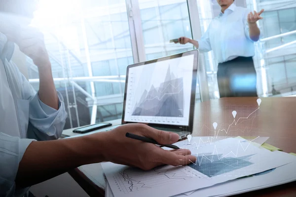 Documentos de negócios na mesa de escritório com telefone inteligente e laptop c — Fotografia de Stock