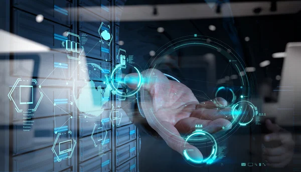 Empresário trabalhando com um diagrama de computação em nuvem no novo co — Fotografia de Stock