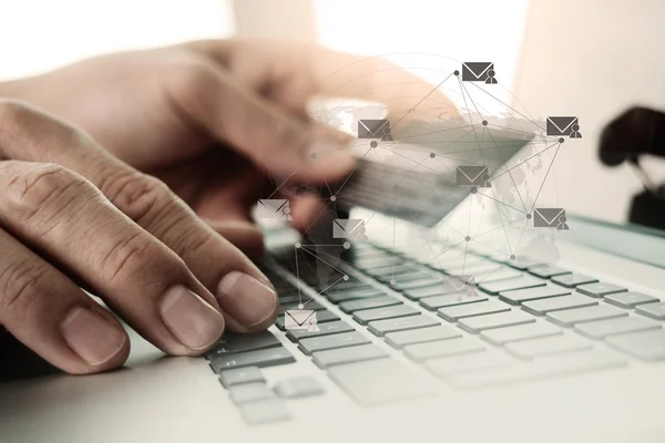 Крупним планом руки використовуючи ноутбук і тримаючи кредитну картку з суспільством — стокове фото