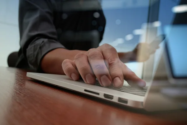 Dubbele blootstelling van zakenman hand werken met nieuwe moderne comp — Stockfoto