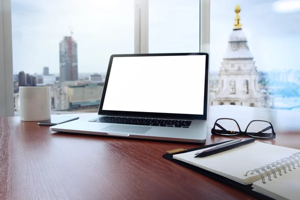 Posto di lavoro ufficio con laptop e smartphone su tavolo in legno e l — Foto Stock