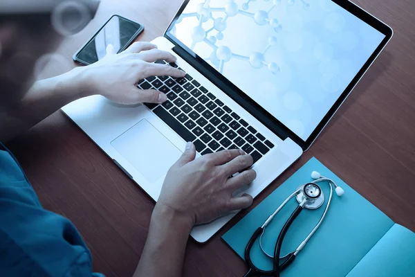 Vista superior de la mano del médico de medicina que trabaja con la computadora moderna y — Foto de Stock