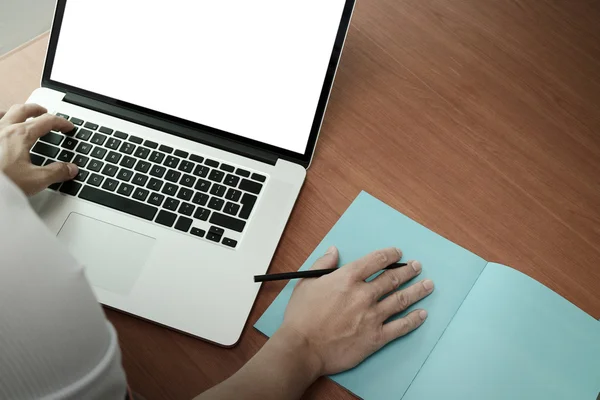 Vista superior de la mano del hombre de negocios que trabaja con la nueva computadora moderna y — Foto de Stock