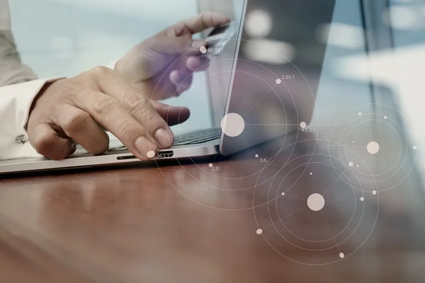 Close up de mãos usando laptop e segurando cartão de crédito com soci — Fotografia de Stock