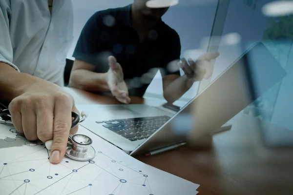 Arzt arbeitet mit digitalem Tablet und Laptop in medica — Stockfoto