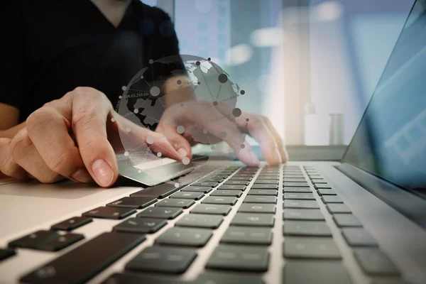 Close up of hands using laptop and holding credit card as Online — Stock Photo, Image