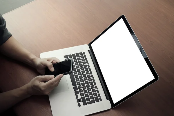 Felülnézet üzletember kéz új modern számítógéppel dolgozik egy — Stock Fotó