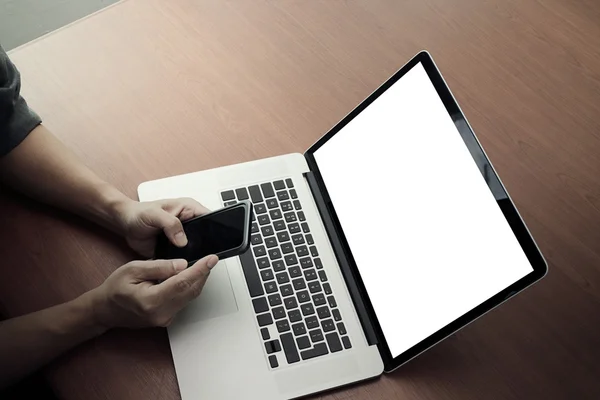 Vista superior do homem de negócios mão trabalhando com novo computador moderno e — Fotografia de Stock