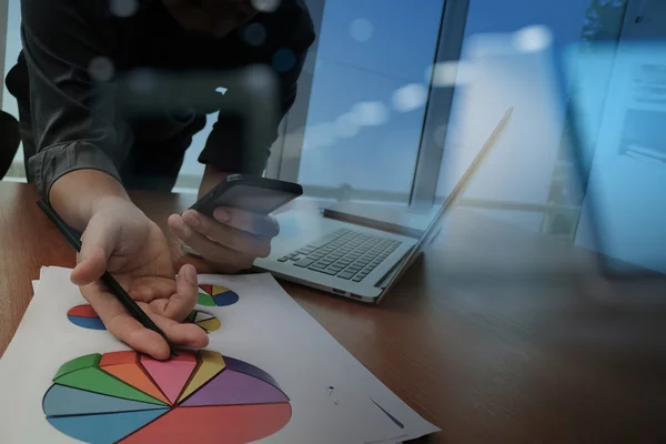 Zakelijke documenten op kantoor tafel met slimme telefoon en laptop een — Stockfoto