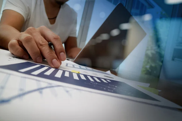 Documentos de negócios na mesa de escritório com telefone inteligente e laptop a — Fotografia de Stock