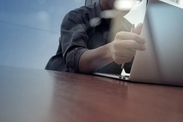 Homem de negócios mão trabalhando com novo computador moderno e phon inteligente — Fotografia de Stock