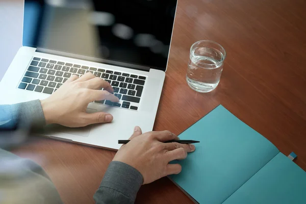 Vista superior de Doble exposición de la mano del hombre de negocios trabajando con nuevo — Foto de Stock